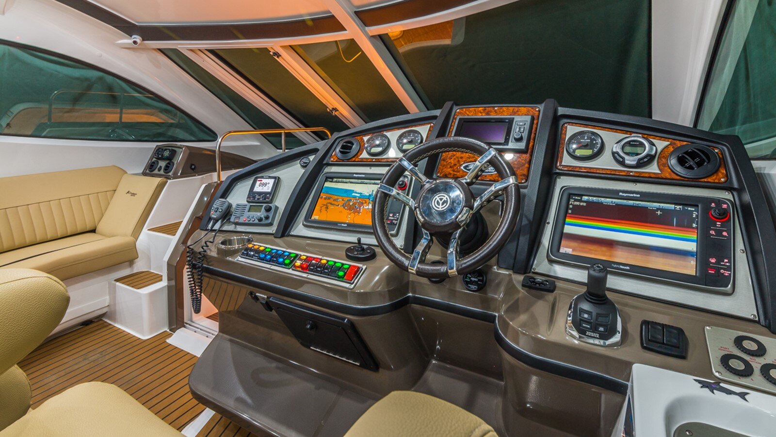 2013-cruisers-yachts-54-4-6ab070