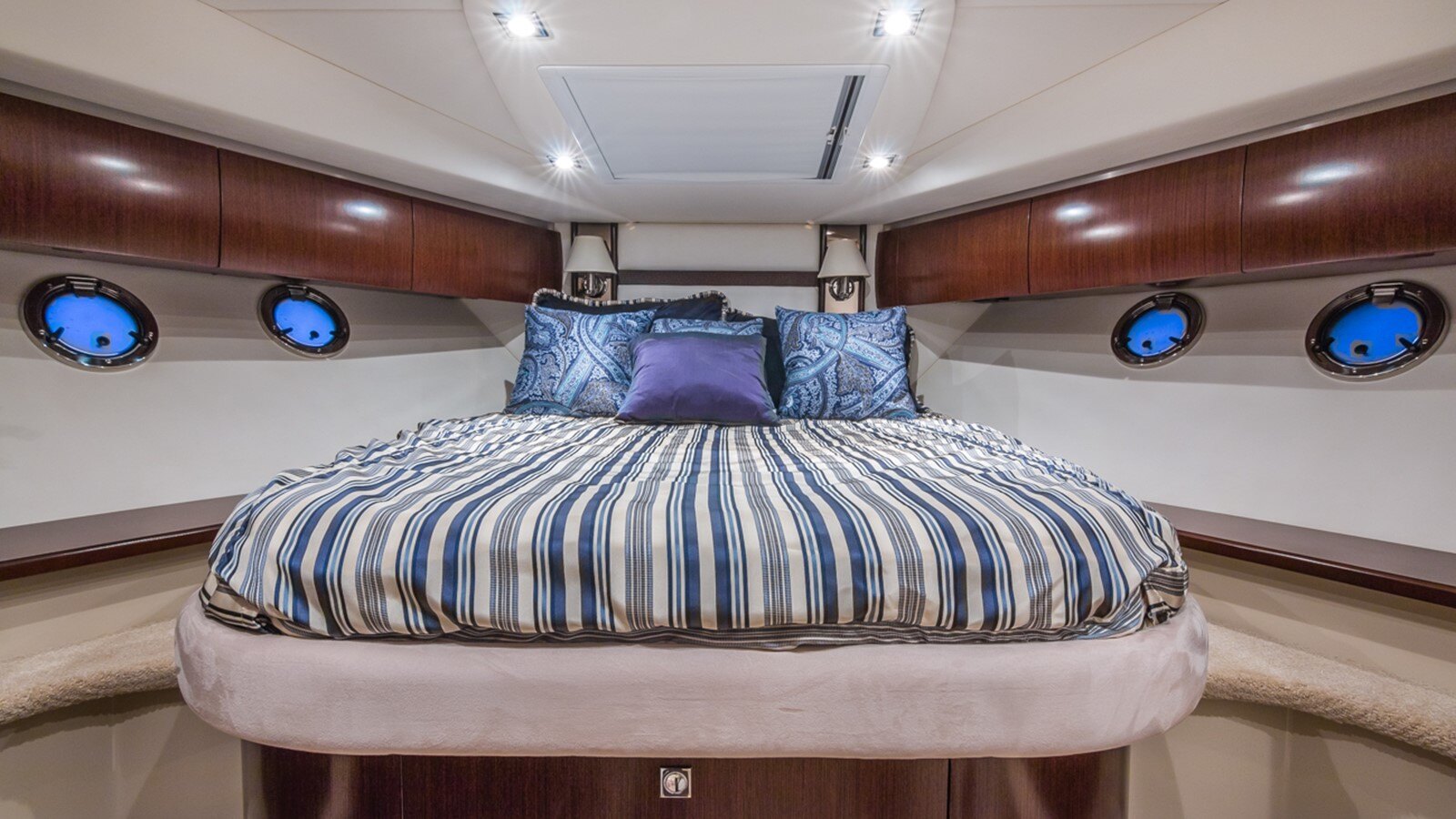 2013-cruisers-yachts-54-4-6ab070