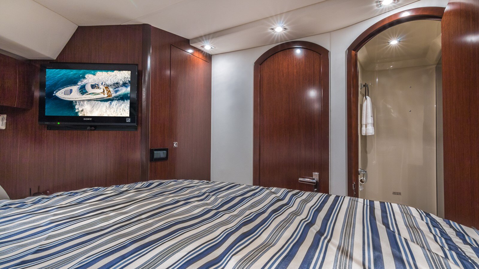 2013-cruisers-yachts-54-4-6ab070