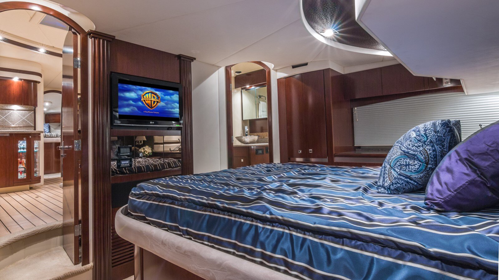 2013-cruisers-yachts-54-4-6ab070