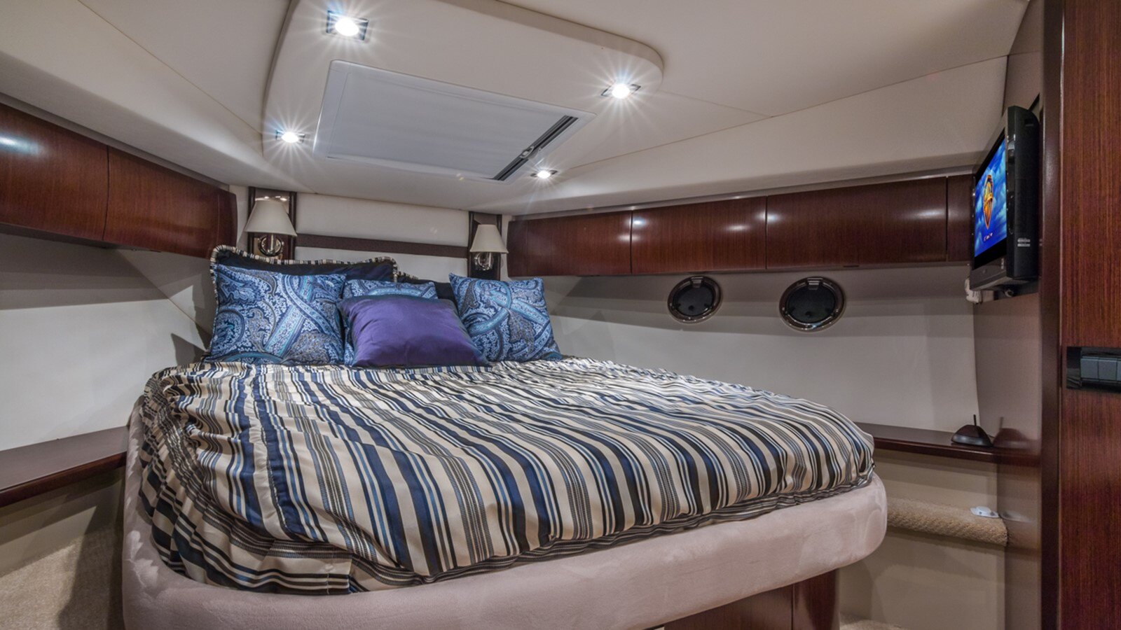 2013-cruisers-yachts-54-4-6ab070