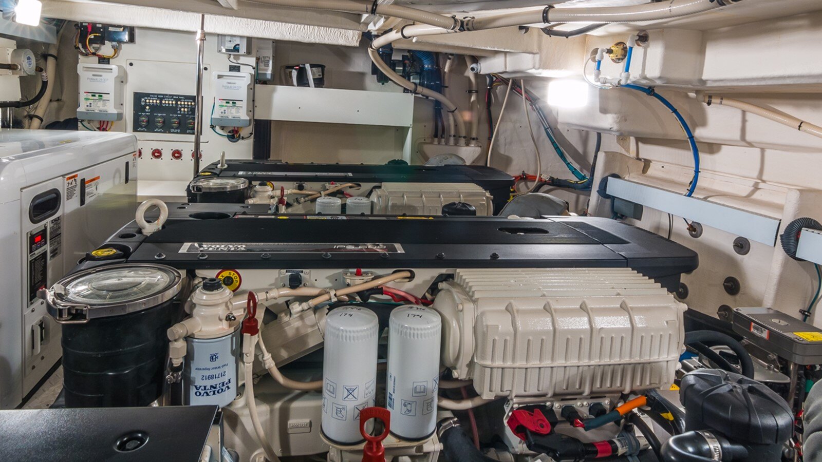 2013-cruisers-yachts-54-4-6ab070