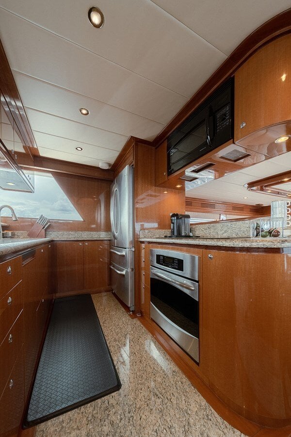 2013-hampton-yachts-68-9-d8f96c