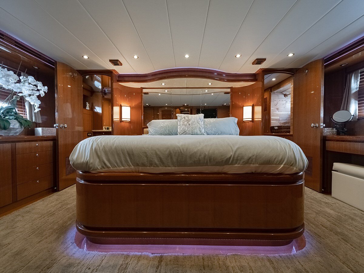 2013-hampton-yachts-68-9-d8f96c