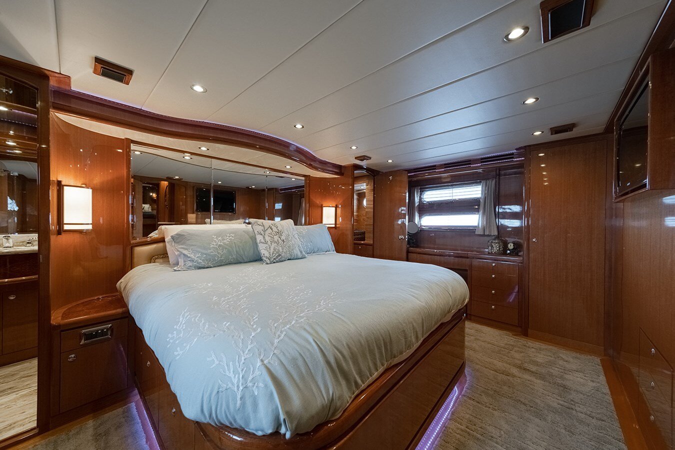 2013-hampton-yachts-68-9-d8f96c