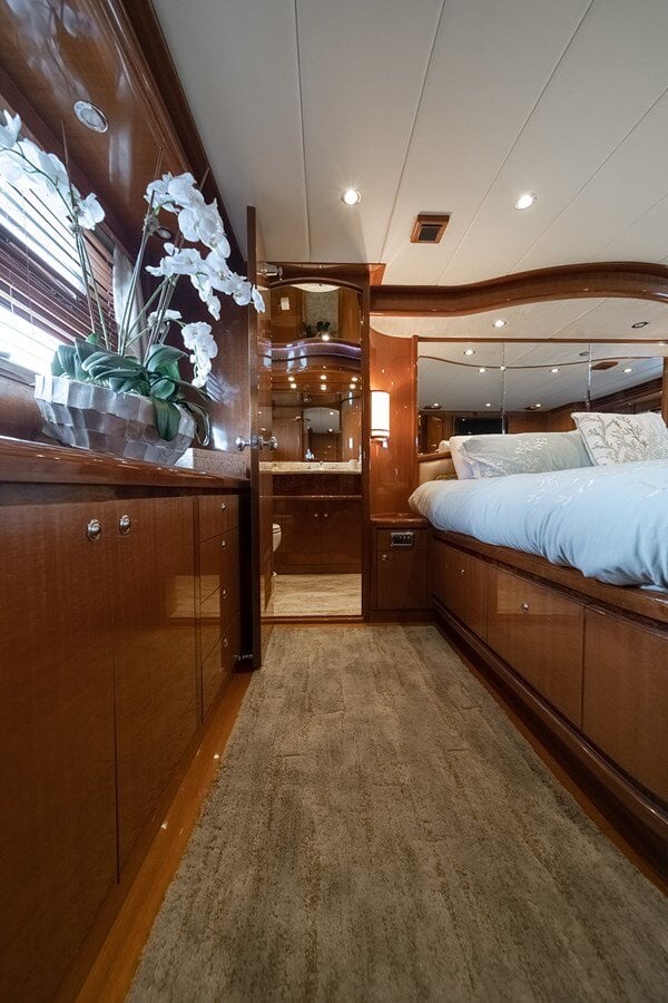 2013-hampton-yachts-68-9-d8f96c