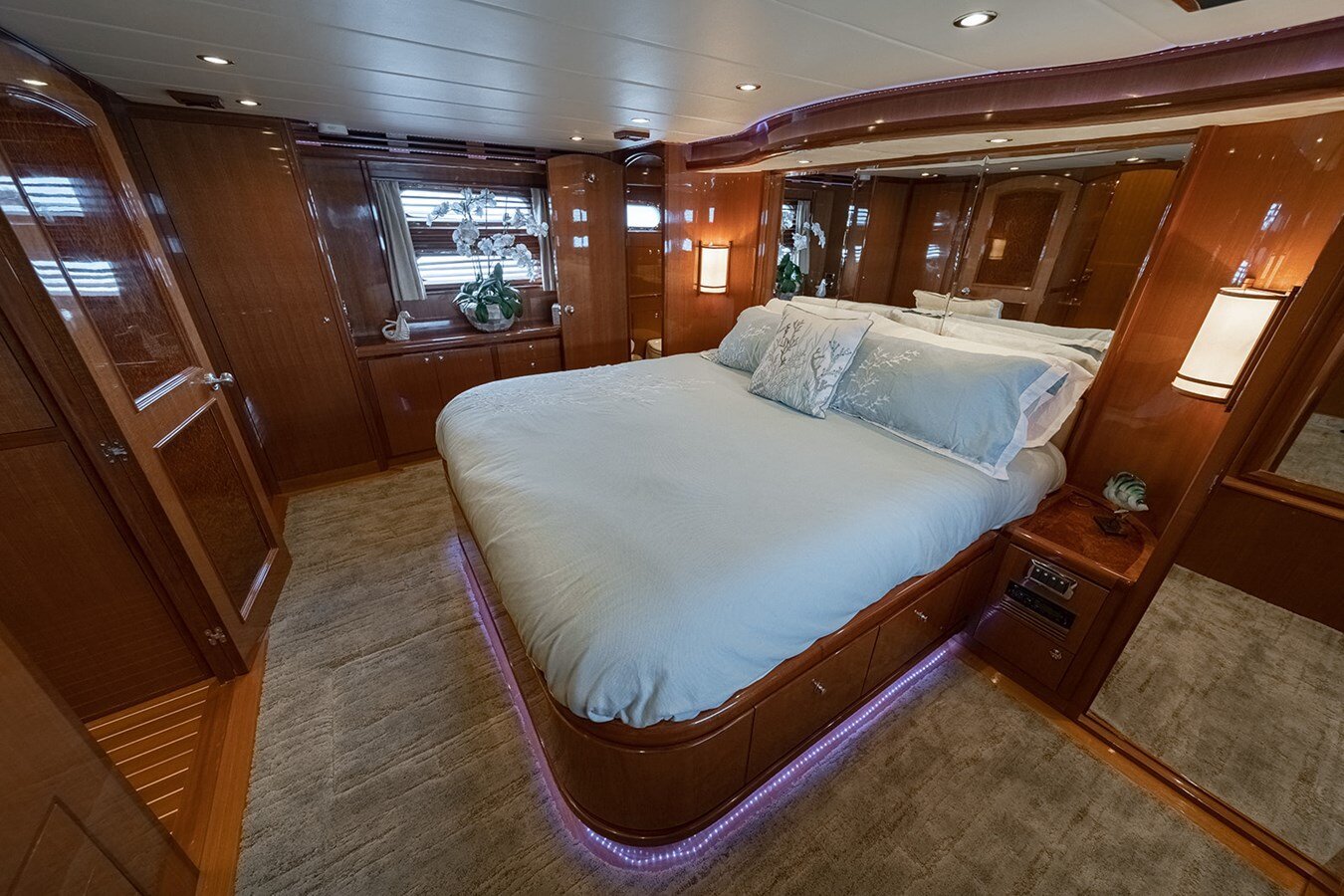 2013-hampton-yachts-68-9-d8f96c