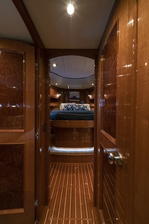 2013-hampton-yachts-68-9-d8f96c