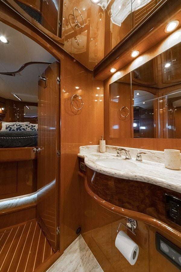 2013-hampton-yachts-68-9-d8f96c