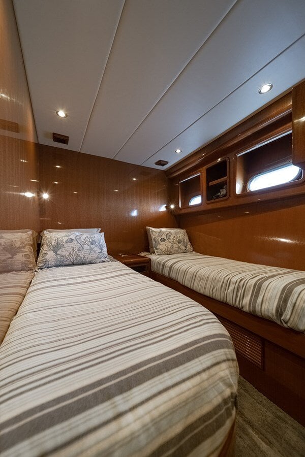 2013-hampton-yachts-68-9-d8f96c