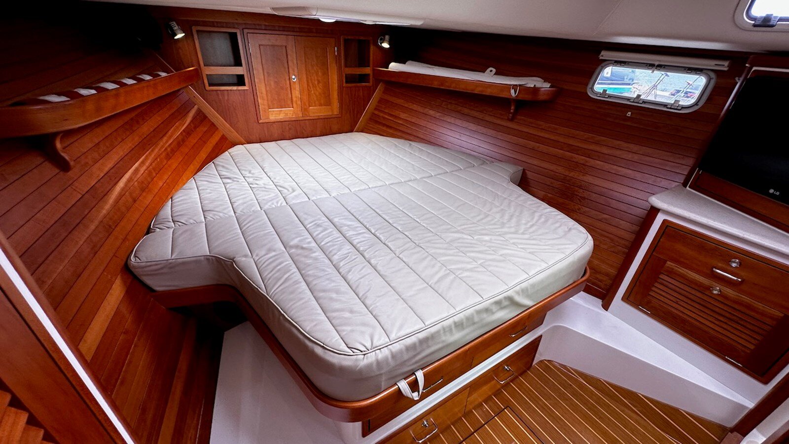 2013-mjm-yachts-40-a29464