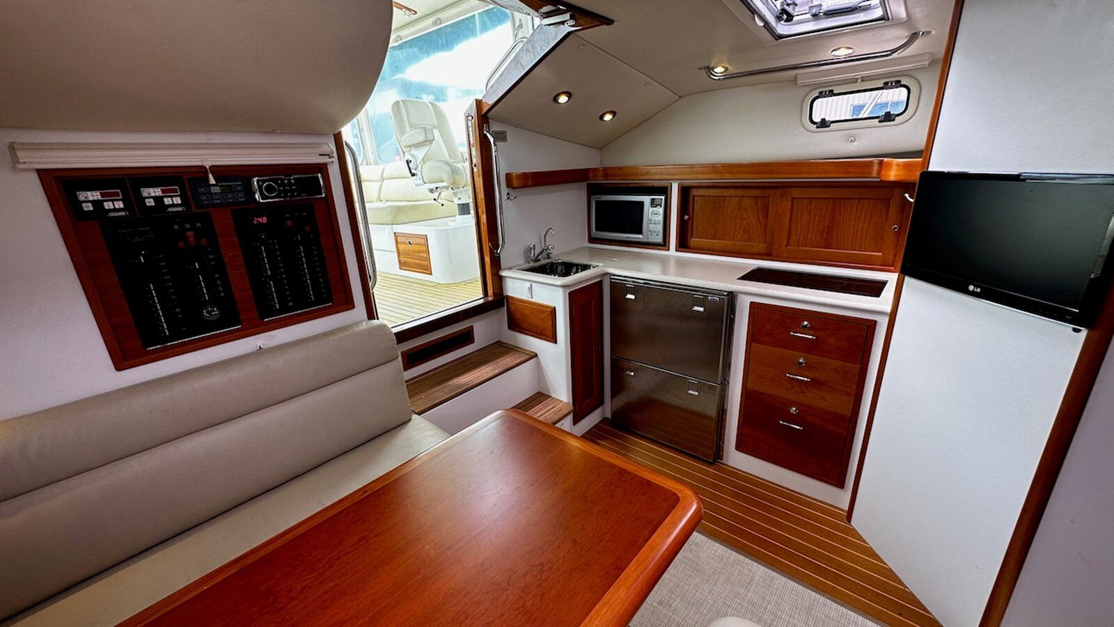 2013-mjm-yachts-40-a29464