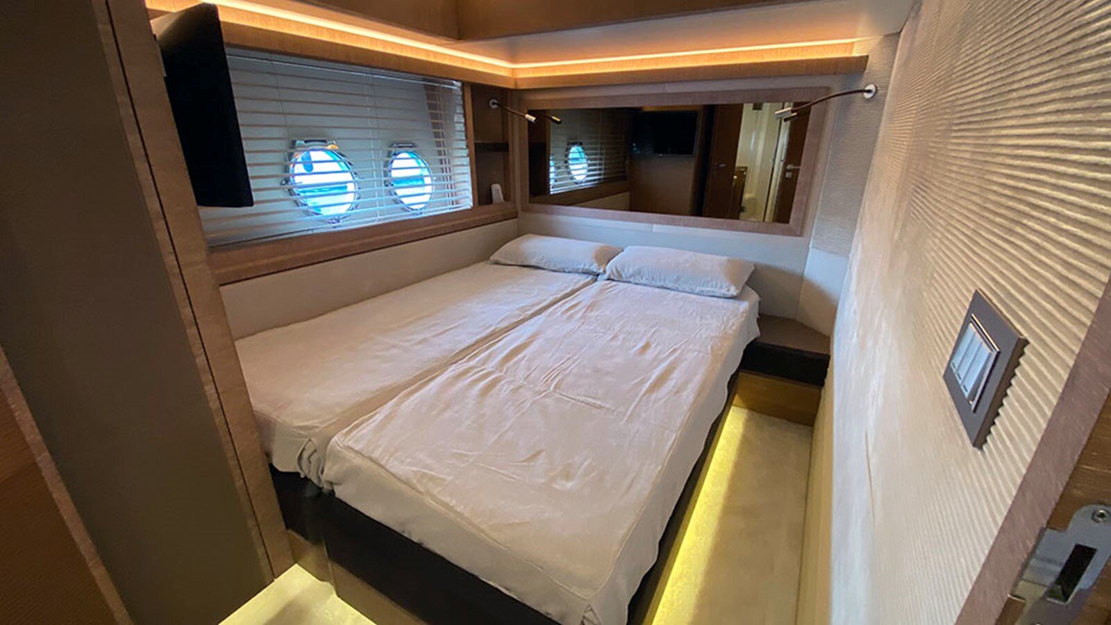 2013-monte-carlo-yachts-73-4-4d869d