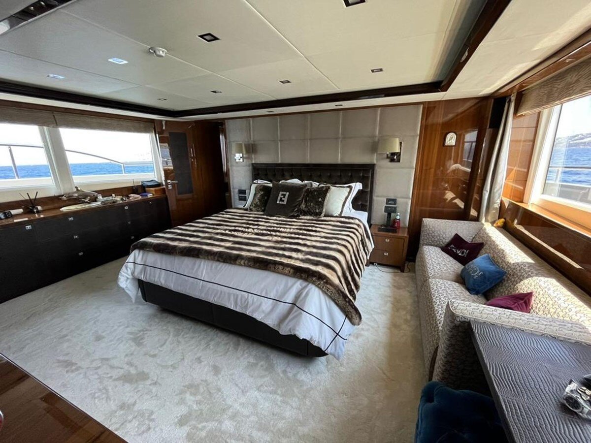 2013-princess-yachts-105-9d2c4a