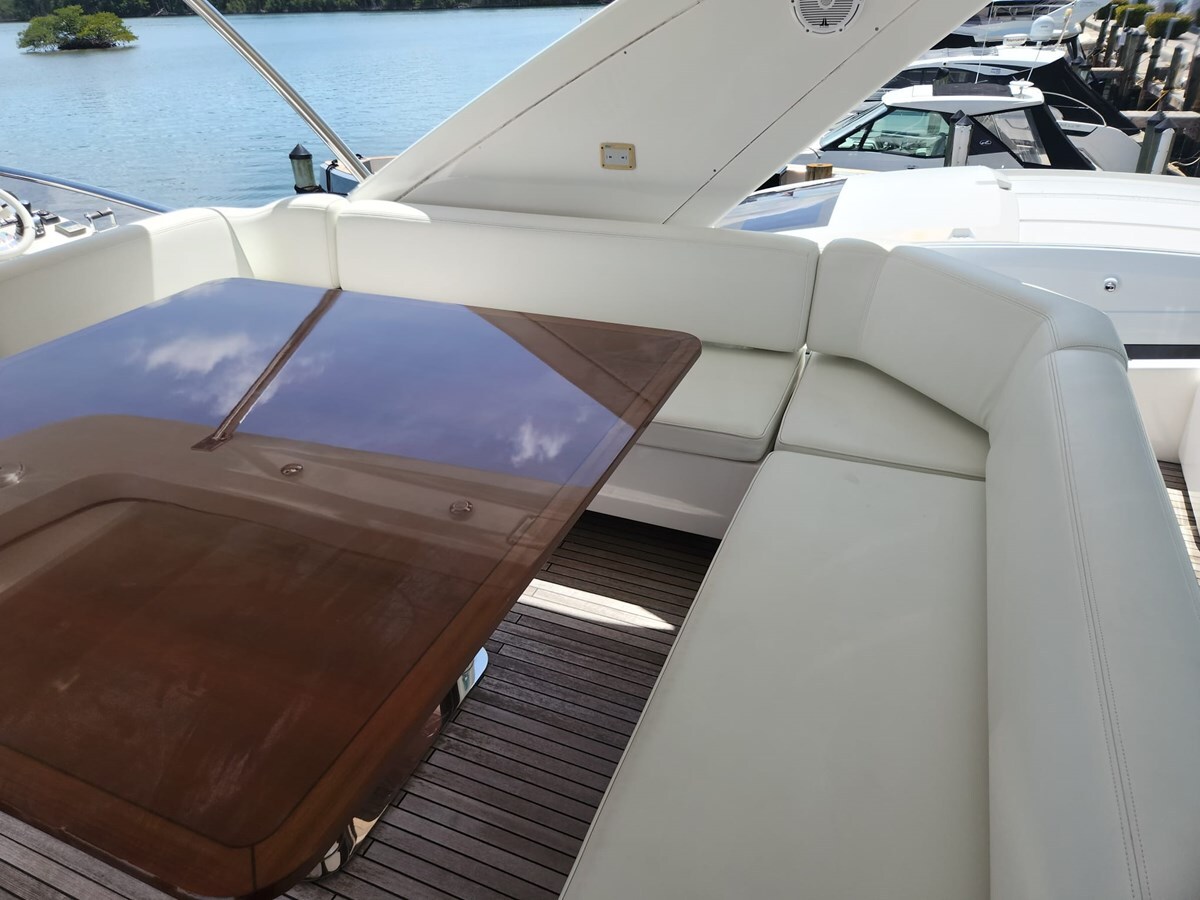 2014-azimut-yachts-70-11-028d3a