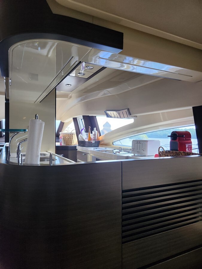 2014-azimut-yachts-70-11-028d3a