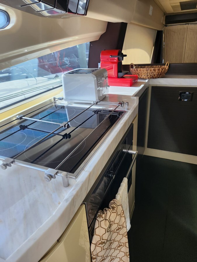 2014-azimut-yachts-70-11-028d3a