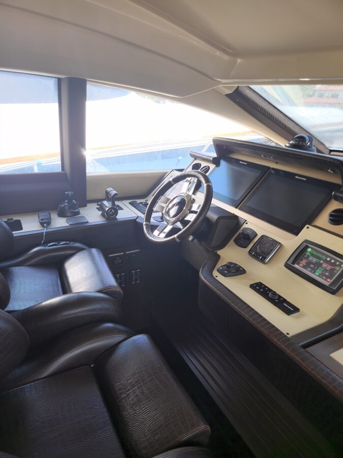 2014-azimut-yachts-70-11-028d3a