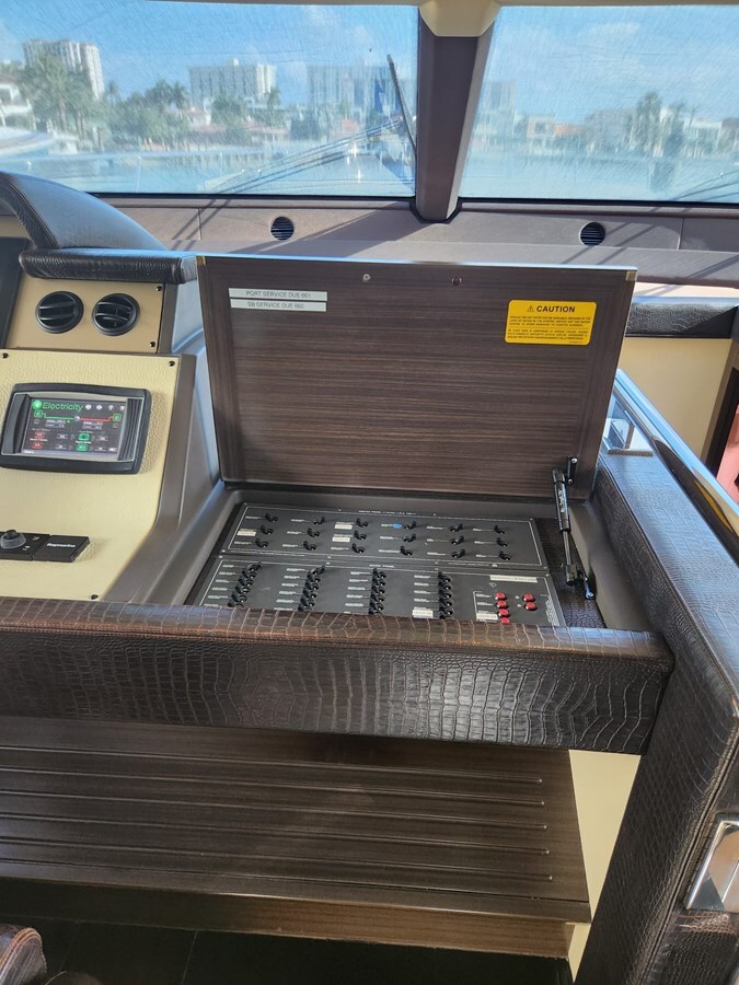 2014-azimut-yachts-70-11-028d3a