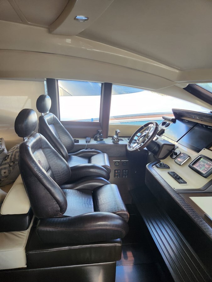 2014-azimut-yachts-70-11-028d3a