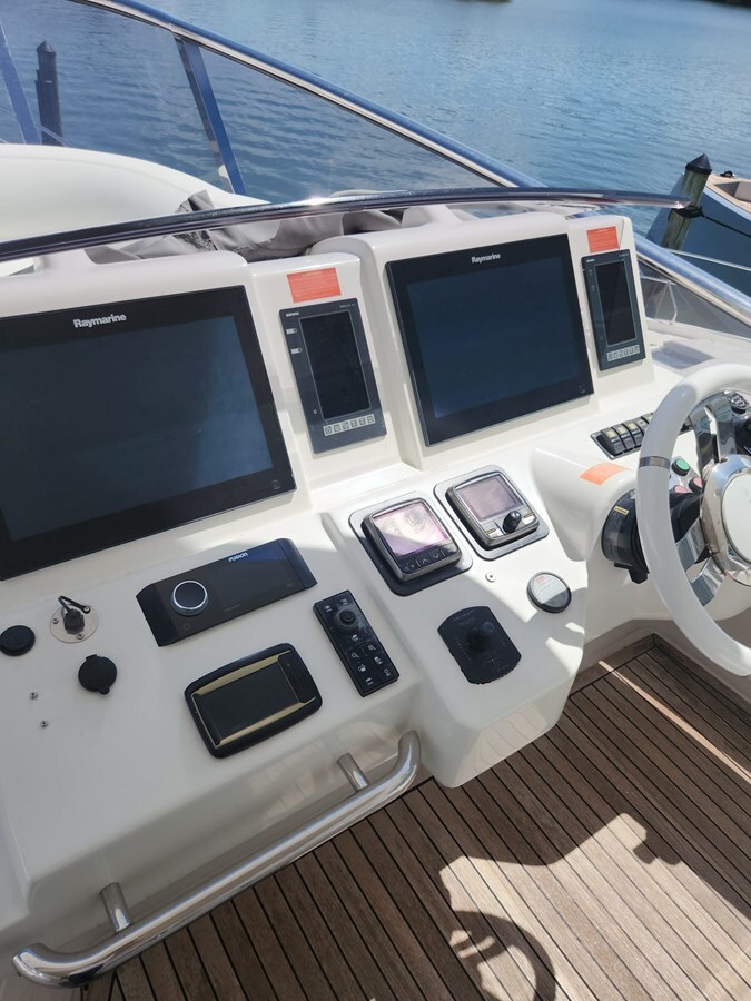 2014-azimut-yachts-70-11-028d3a