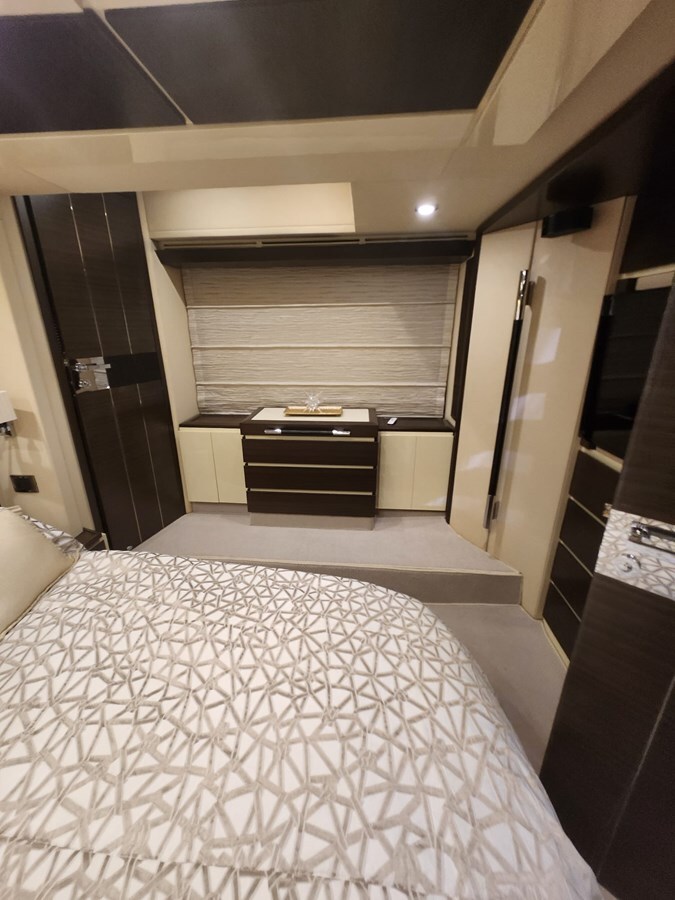 2014-azimut-yachts-70-11-028d3a