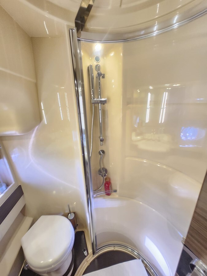 2014-azimut-yachts-70-11-028d3a