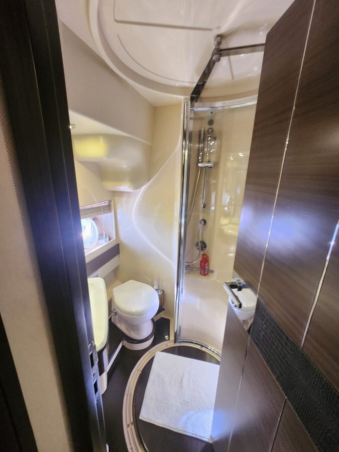 2014-azimut-yachts-70-11-028d3a