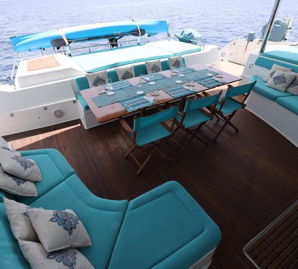 2014-fountaine-pajot-67-1-294a4b