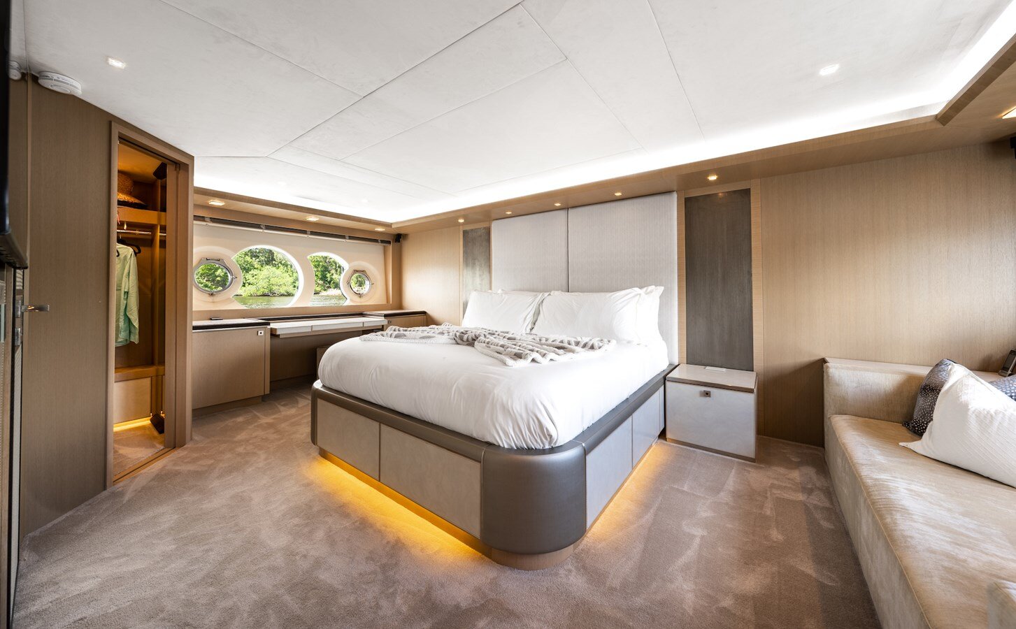 2014-monte-carlo-yachts-86-8aedcb