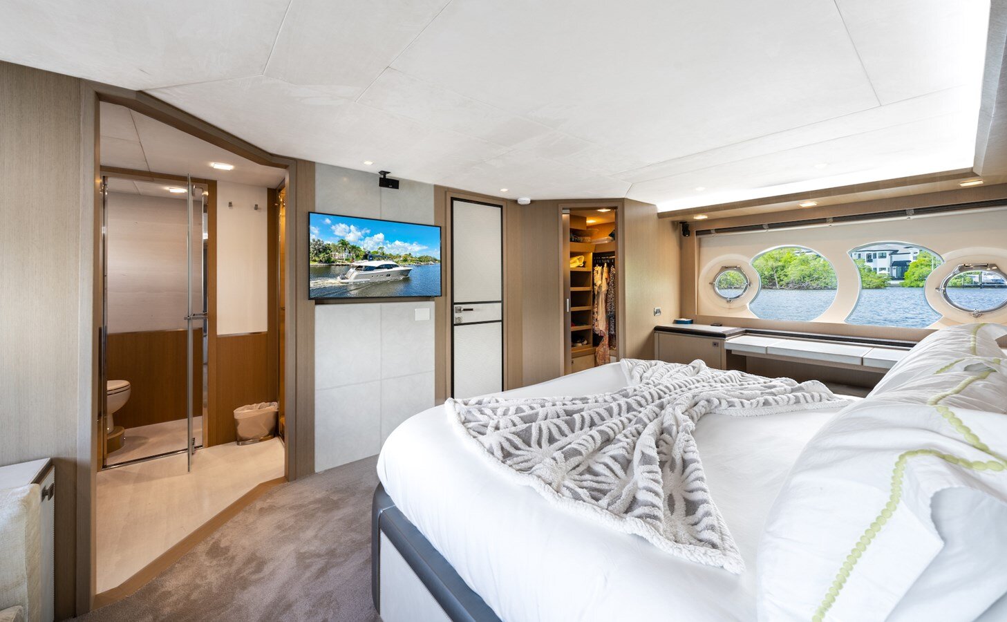 2014-monte-carlo-yachts-86-8aedcb