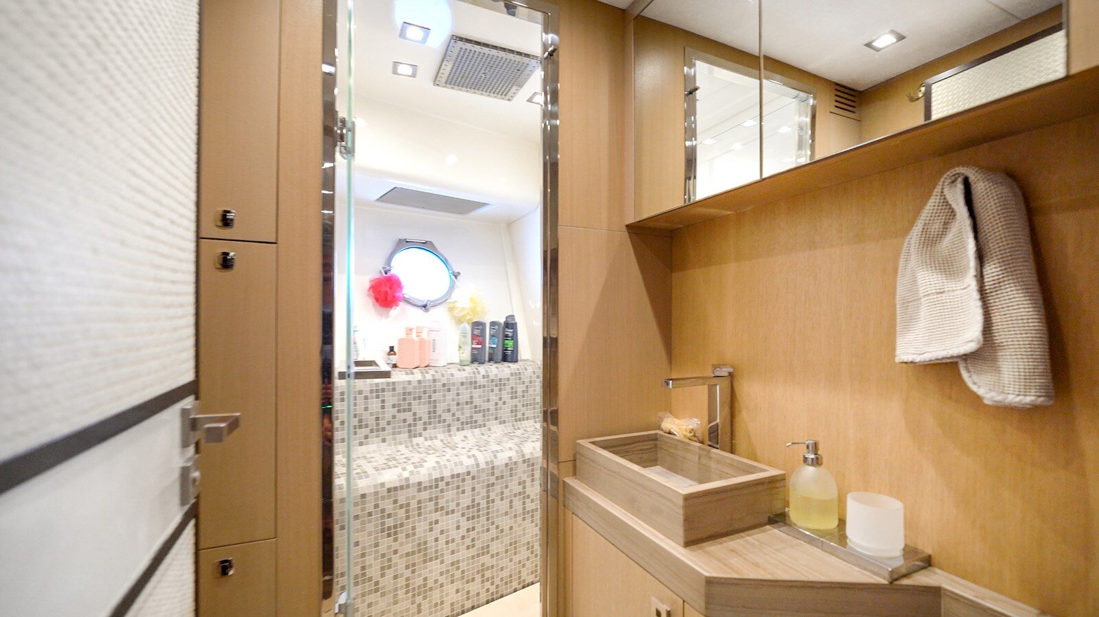 2014-monte-carlo-yachts-86-8aedcb