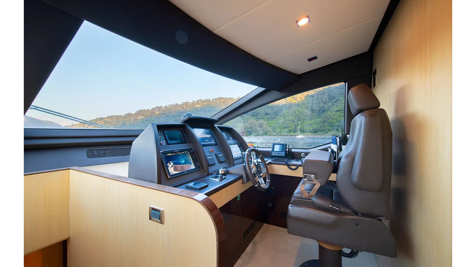 2015 AZIMUT YACHTS 84' 4