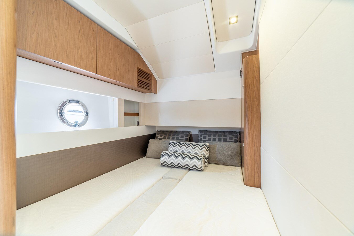 2015-beneteau-49-f7d6d3