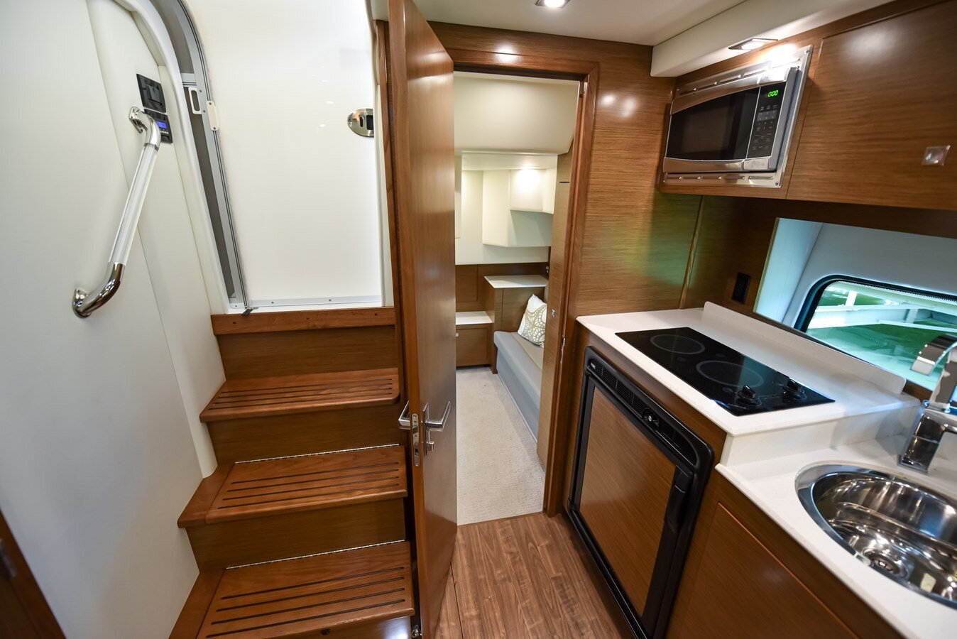 2015-cruisers-yachts-39-71770c