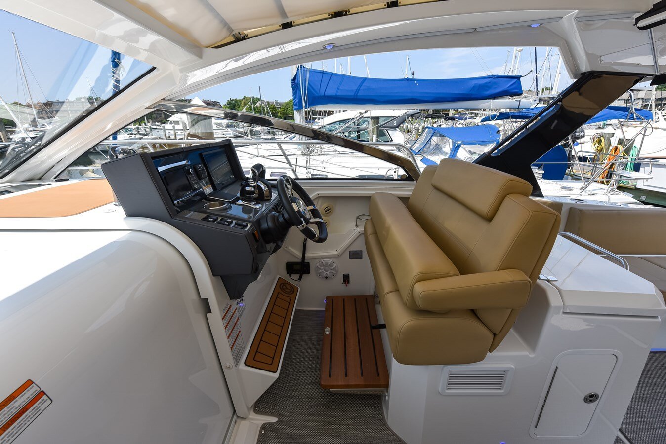 2015-cruisers-yachts-39-71770c