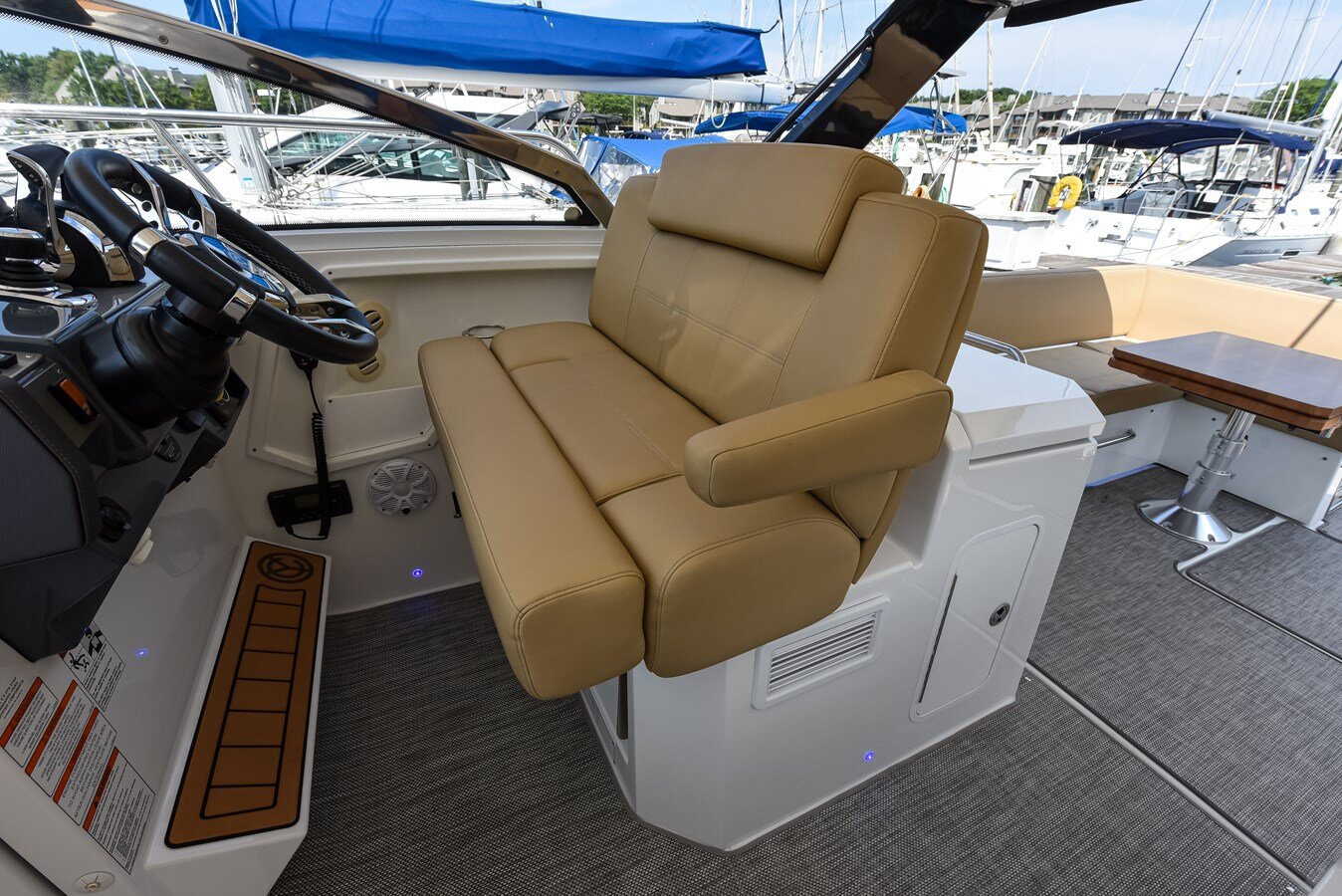 2015-cruisers-yachts-39-71770c