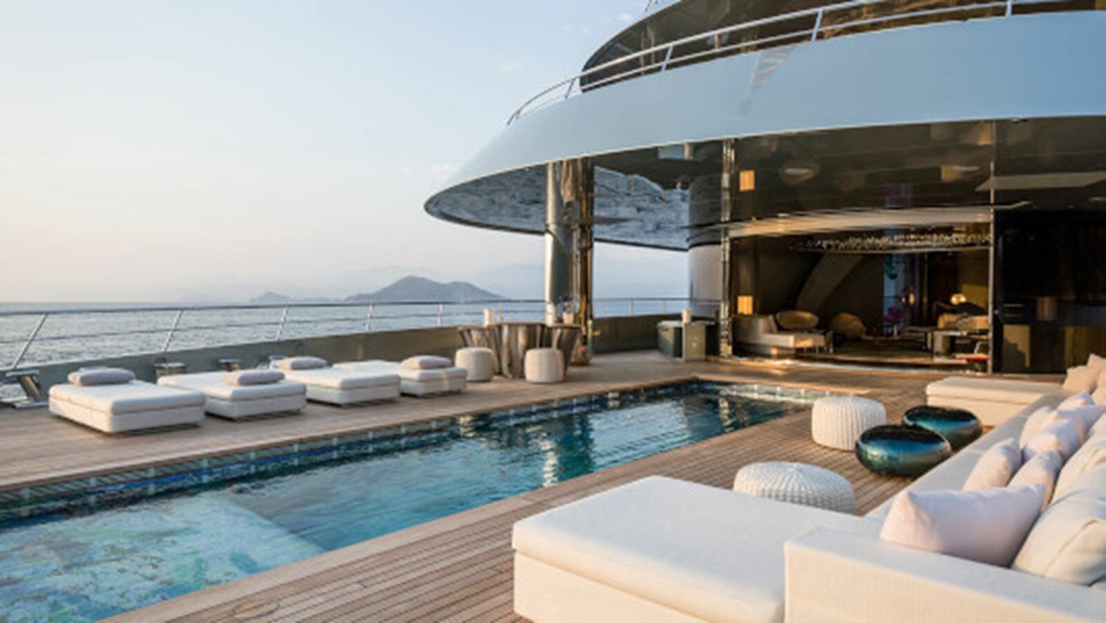 2015 FEADSHIP 274'