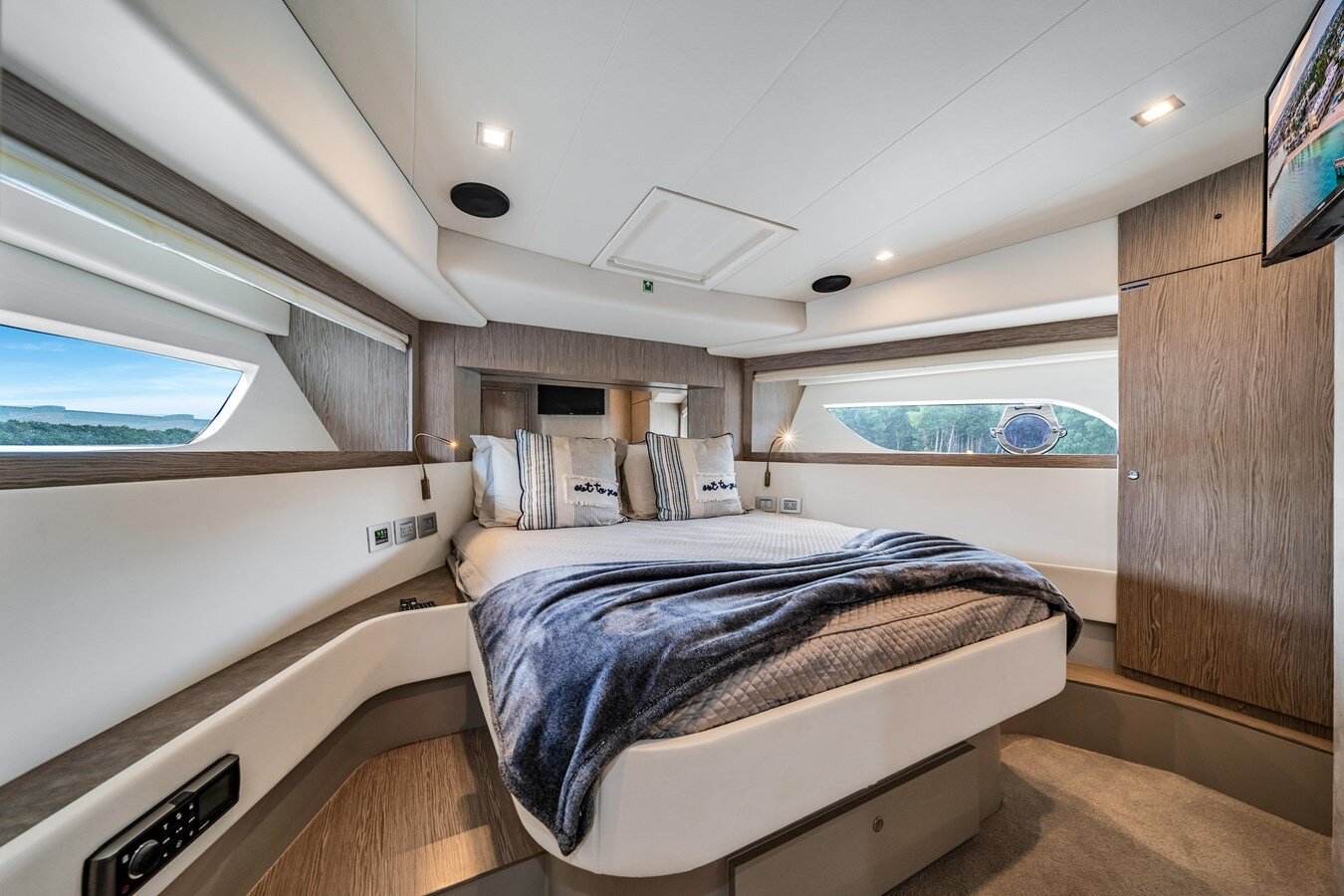 2015-ferretti-yachts-65-2bacb9