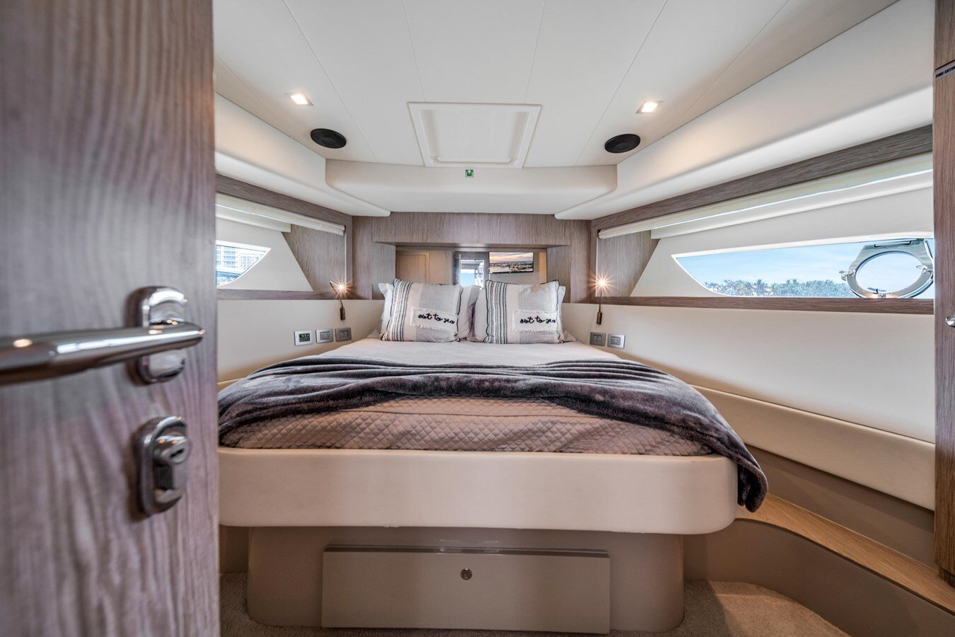 2015-ferretti-yachts-65-2bacb9