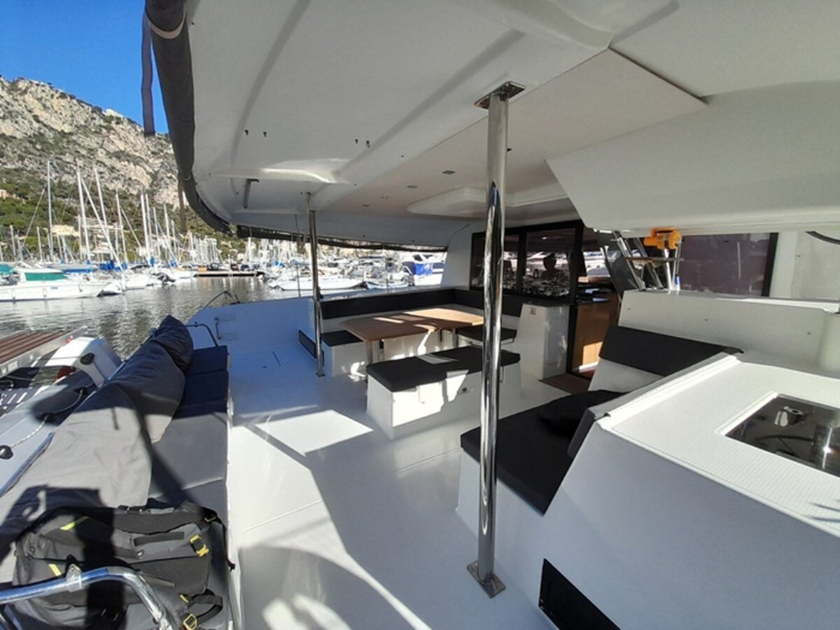 2015-fountaine-pajot-49-3-4ffc44