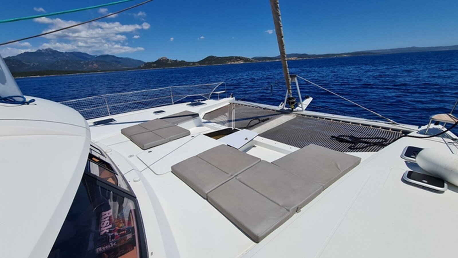 2015-fountaine-pajot-49-3-4ffc44