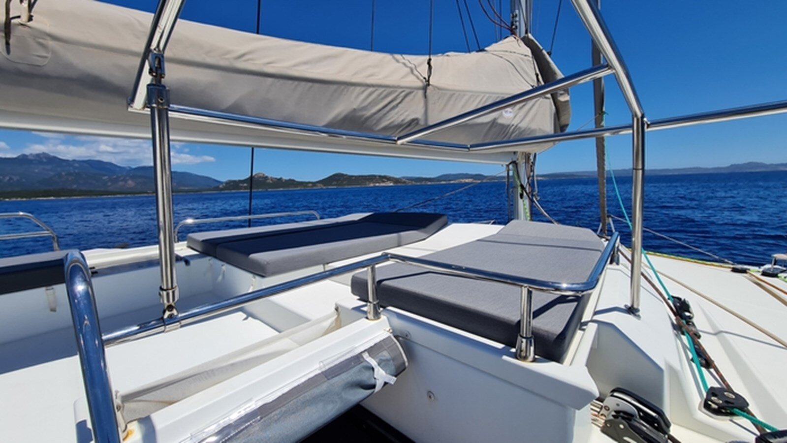 2015-fountaine-pajot-49-3-4ffc44