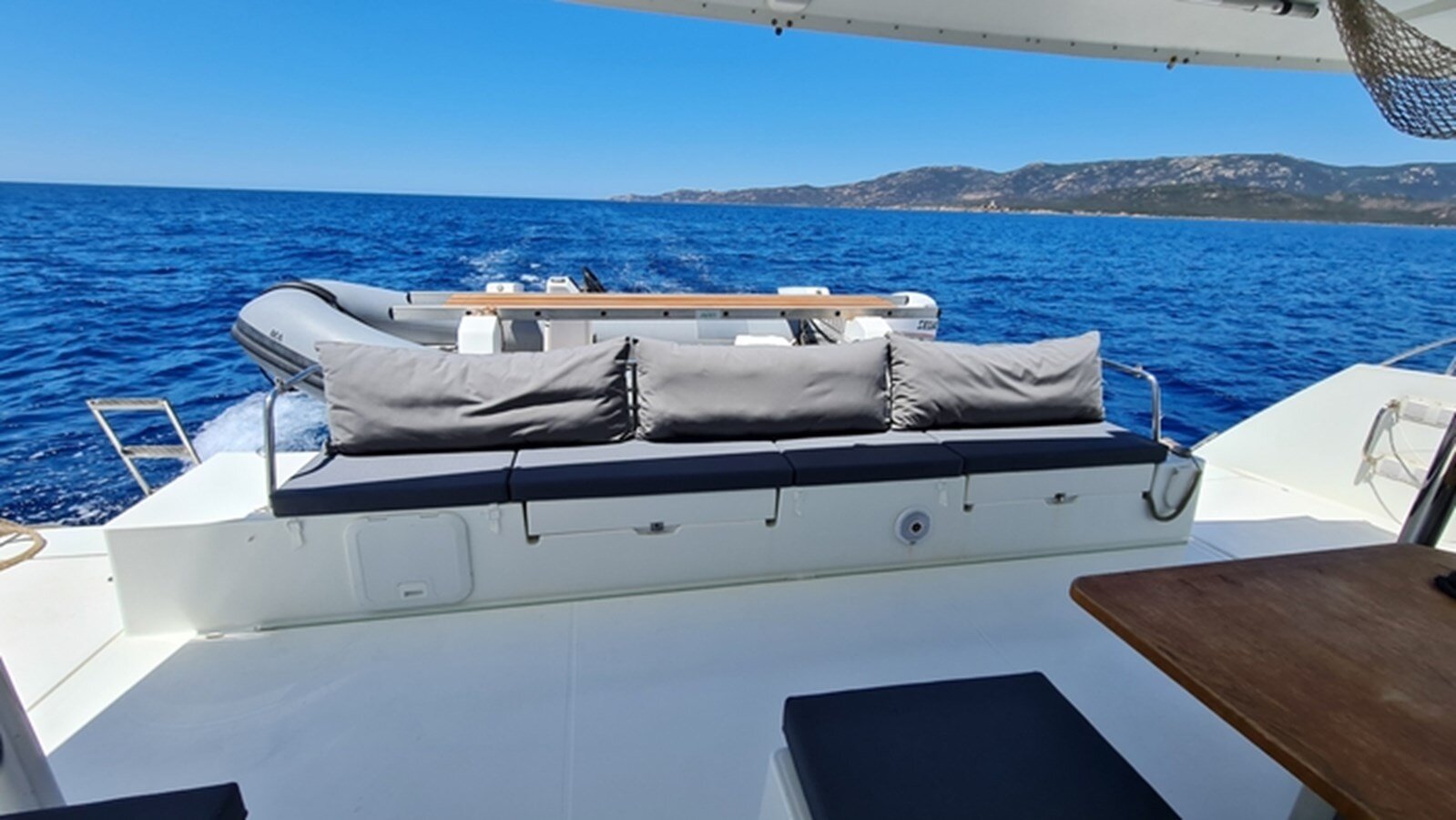 2015-fountaine-pajot-49-3-4ffc44