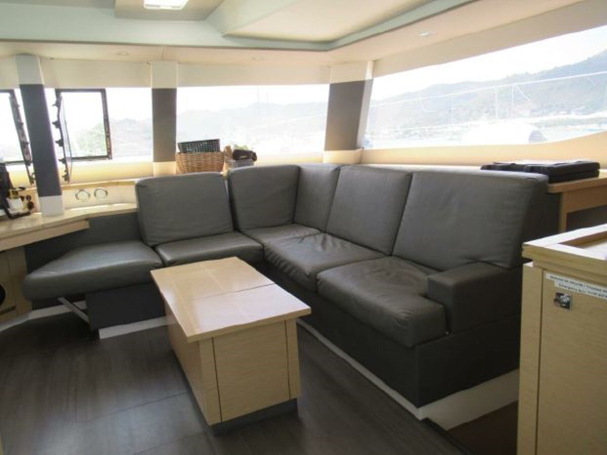 2015-fountaine-pajot-49-3-4ffc44