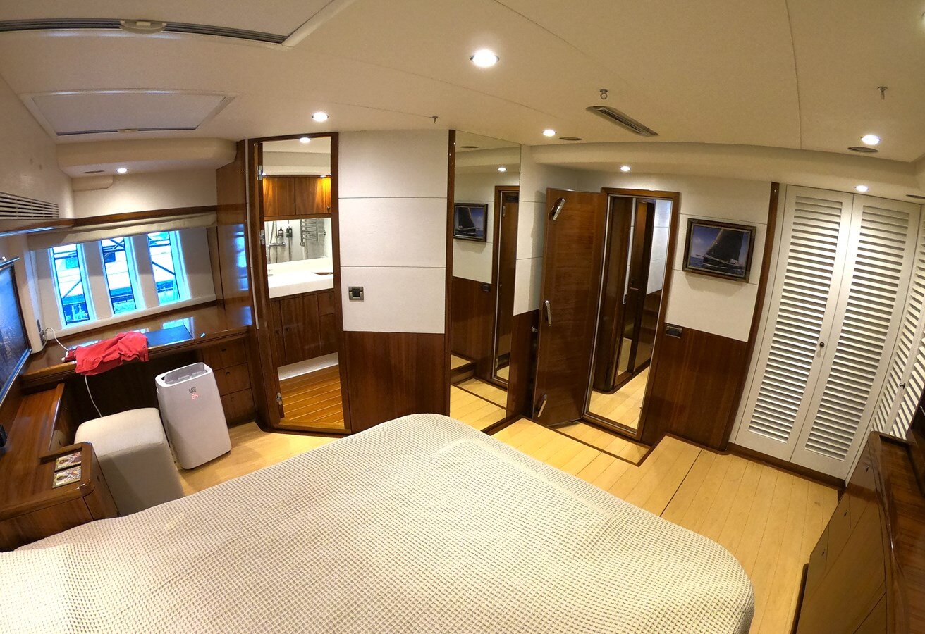 2015-oyster-yachts-88-11-f39435