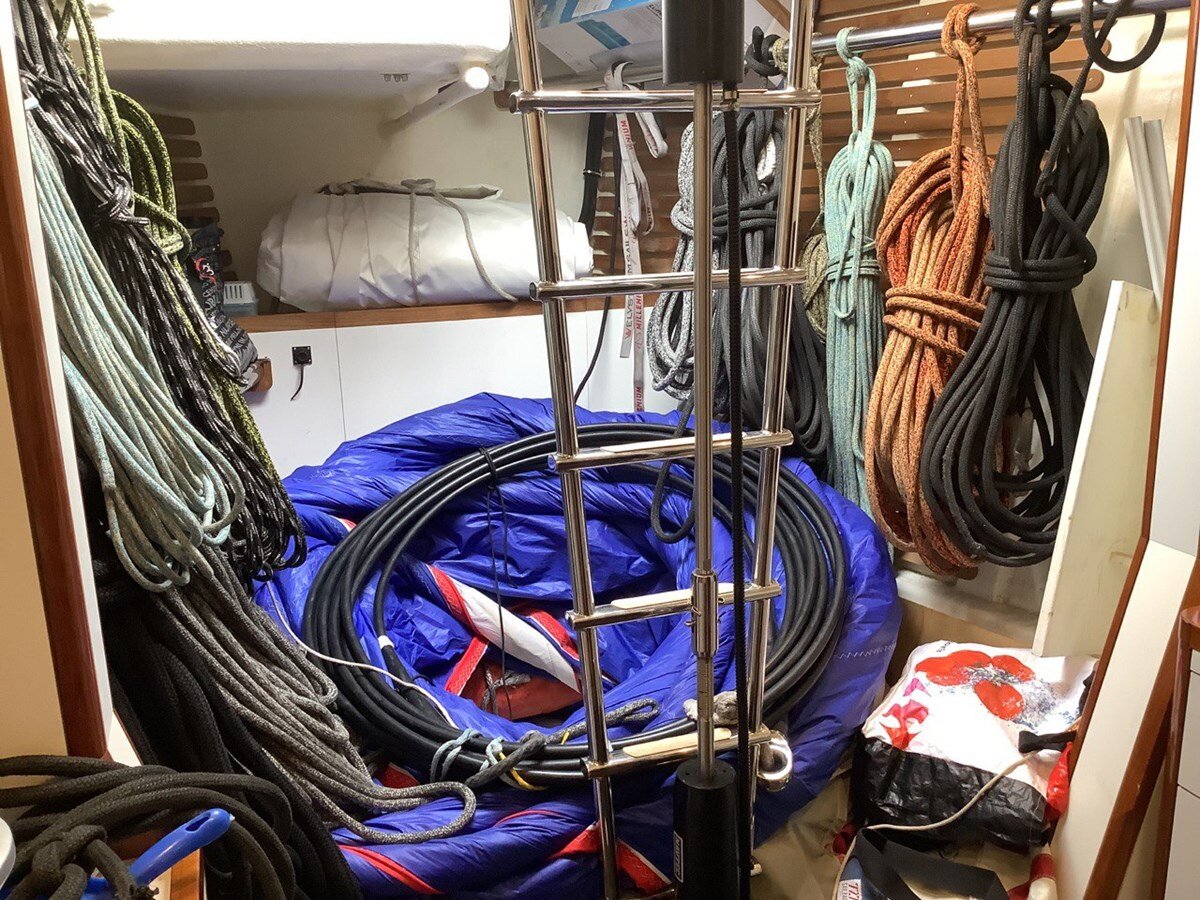 2015-oyster-yachts-88-11-f39435