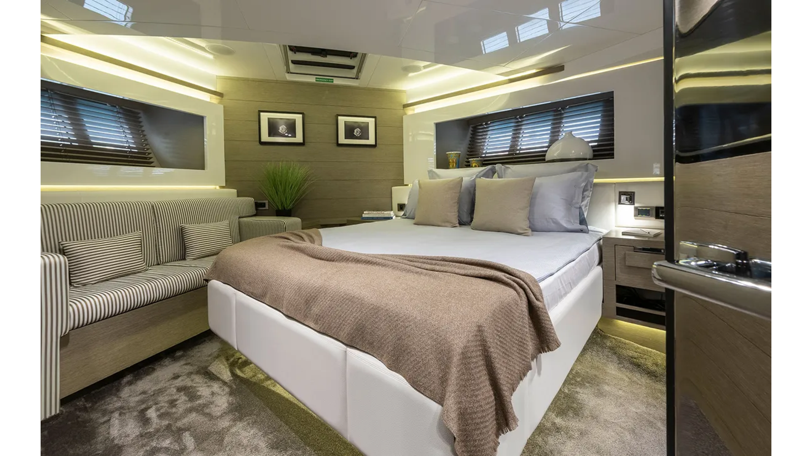 2015 PEARL MOTOR YACHTS 76' 6