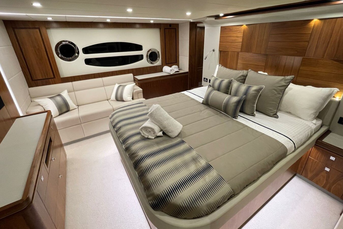 2015-riviera-63-4-170230