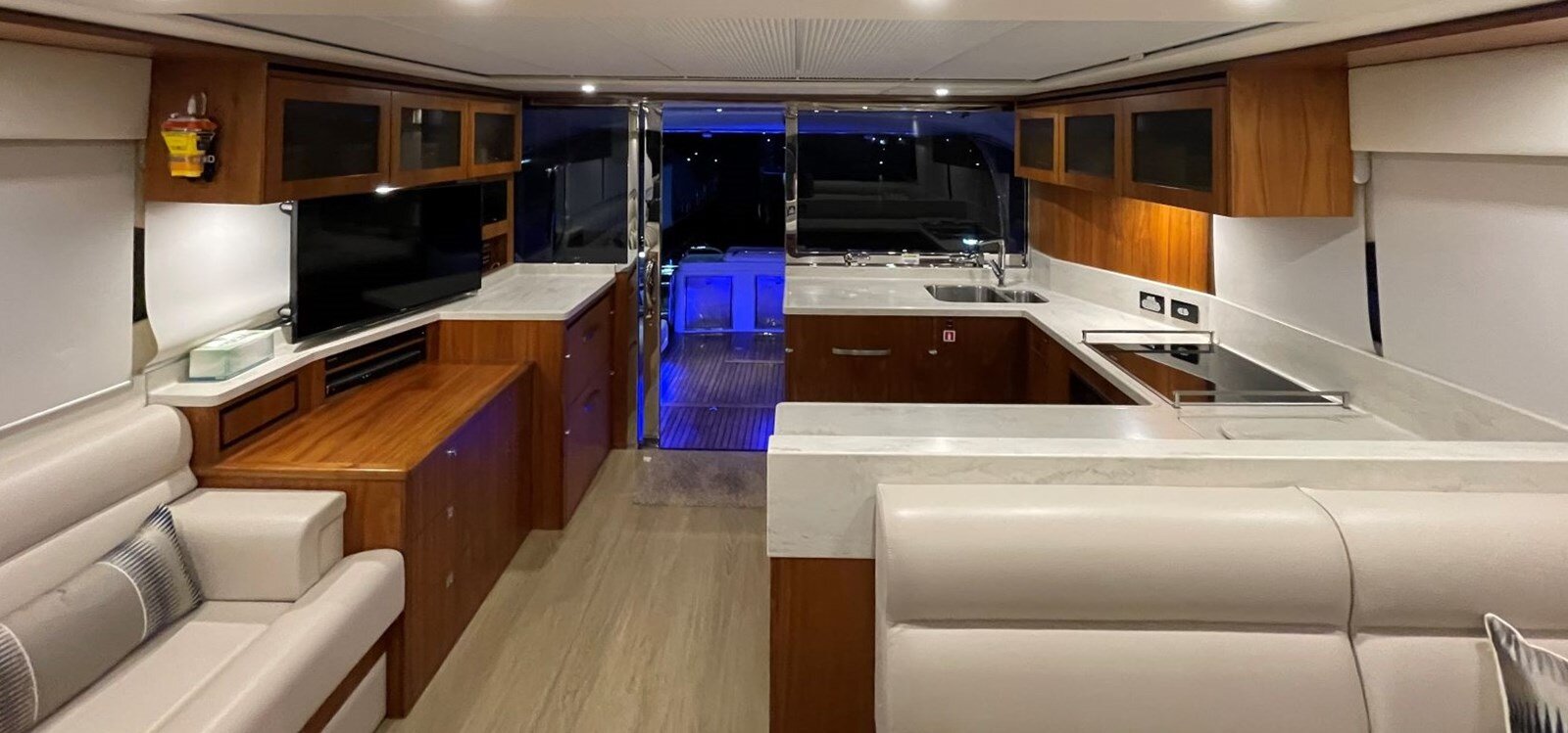 2015-riviera-63-4-170230